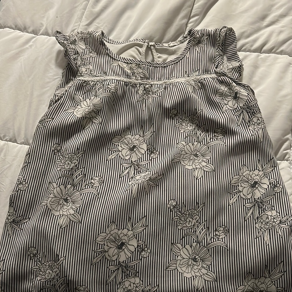 XL white and black crepe top